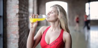 5 Healthy Juices for Pregnant Women a woman drinking some juice