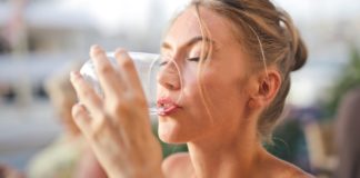 Benefits of Drinking Water on an Empty Stomach drinking water