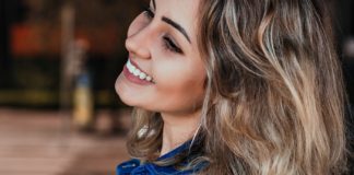 10 Natural Ways to Moisturize your Skin woman`s hair