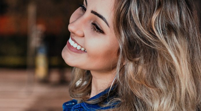 10 Natural Ways to Moisturize your Skin woman`s hair