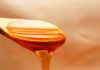 13 Eye Benefits of Honey a spoon of honey