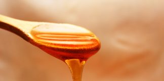 13 Eye Benefits of Honey a spoon of honey
