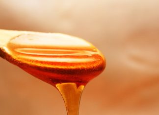 13 Eye Benefits of Honey a spoon of honey