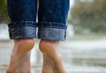10 Home Remedies for Cracked Heels wet feet
