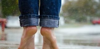 10 Home Remedies for Cracked Heels wet feet