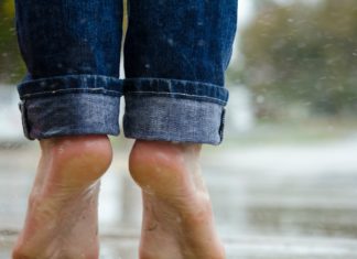 10 Home Remedies for Cracked Heels wet feet