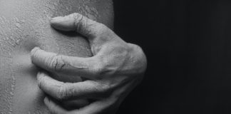 How To Treat Hives scratching skin