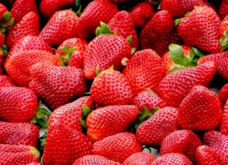 12 High-Fiber Foods You Should Eat Strawberry in a bowl