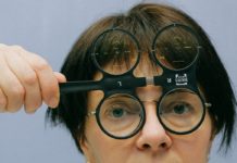 Simple Tips for Healthy Eyes checking the eye