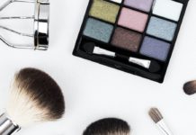 15 Deadly Effects of Cosmetics on Health brushes