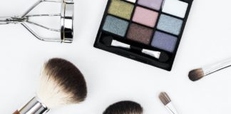 15 Deadly Effects of Cosmetics on Health brushes
