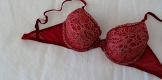 Here`s How to Know your Bra Is Too Tight breast